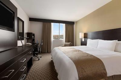 دوبلتری بای هیلتون هتل کرتارو