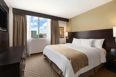 دوبلتری بای هیلتون هتل کرتارو