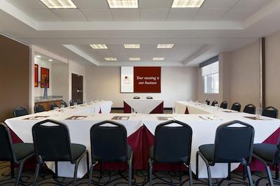 دوبلتری بای هیلتون هتل کرتارو