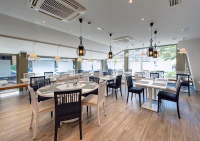 تریپ سان سباستیان اُرلی هتل