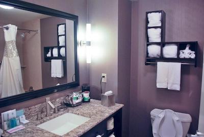 هامپتون این اند سویتز شروپرت/اسود