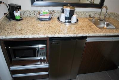 هامپتون این اند سویتز شروپرت/اسود