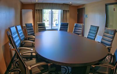 بست وسترن پلاس آیرپرت این اند سویتز