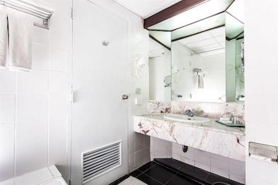 فرست پاسیفیک هتل اند کانونشن