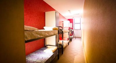 یود استیشن هستل