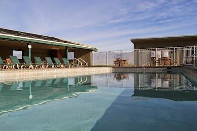 استوپیپ ولز ویلیج