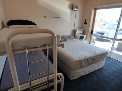 راسکورس باکپاکرز هستل