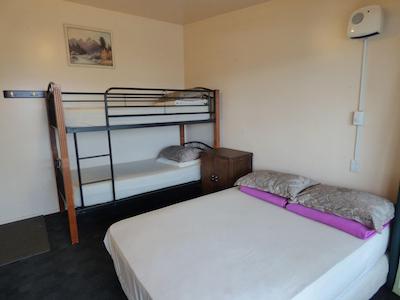 راسکورس باکپاکرز هستل