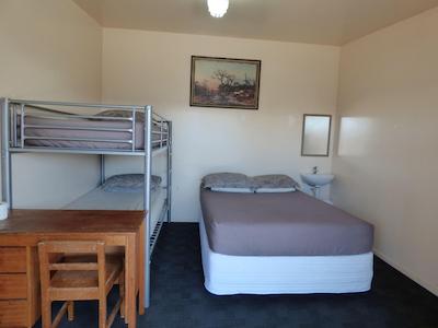 راسکورس باکپاکرز هستل