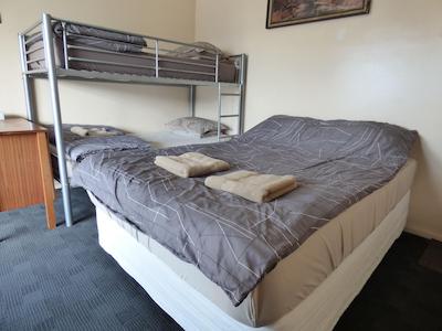 راسکورس باکپاکرز هستل