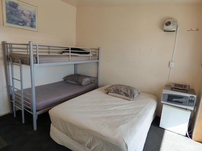 راسکورس باکپاکرز هستل