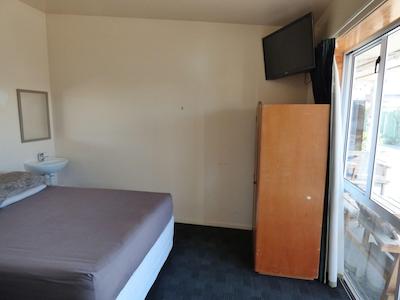 راسکورس باکپاکرز هستل