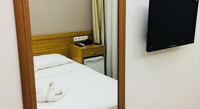 لارا کاپریز