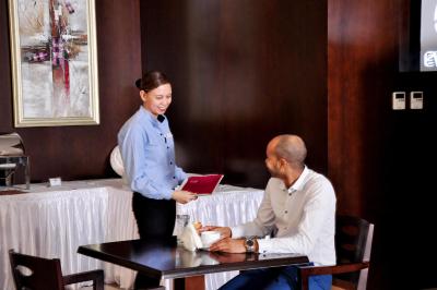 اوان اجمان سویتز هتل