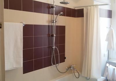 بد اند بریکفاست ای تر پوپازی