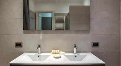 ای تر مسهتیری گوست هوس