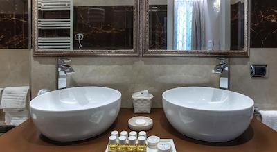 ای تر مسهتیری گوست هوس