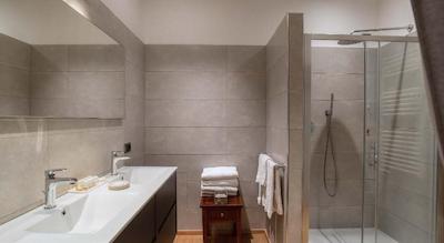 ای تر مسهتیری گوست هوس