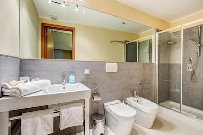 رواتی گوست هوس