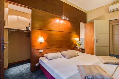 رواتی گوست هوس