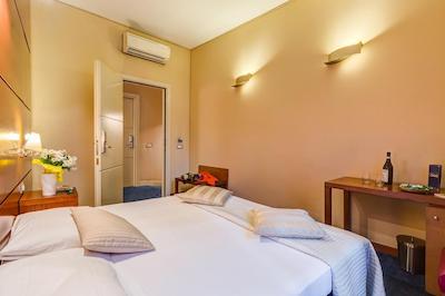 رواتی گوست هوس