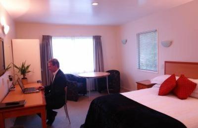 اوکلاند نومارکت متل