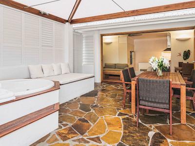 د ریف هوس پالم کو-مگالری بای سُفیتل