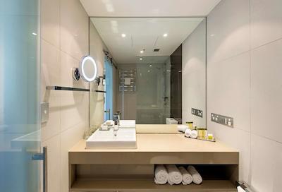 دوبل تری بای هیلتون داروین