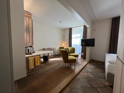 پلاتزهیرسه هتل اند بار