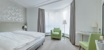 پلاتزهیرسه هتل اند بار