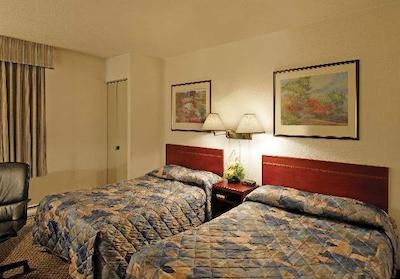 تراولج کالگاری اینترنیشنال آیرپرت