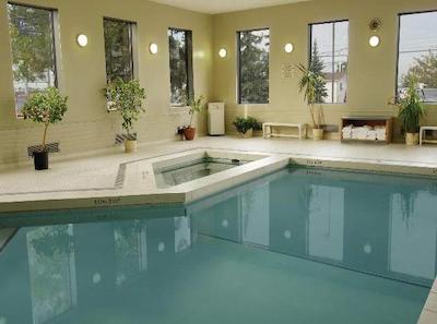 تراولج کالگاری اینترنیشنال آیرپرت