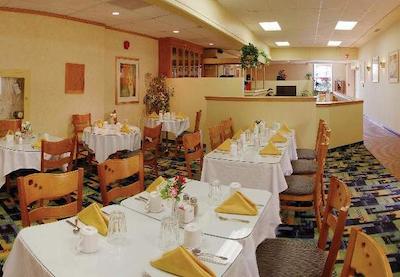 تراولج کالگاری اینترنیشنال آیرپرت