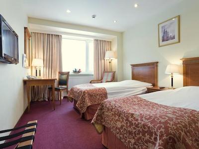 مارینز پارک هتل پراگسکایا(سان فلاور پارک)