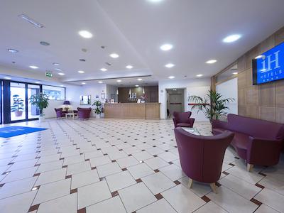 ایه هتل فیرنز بوسینز