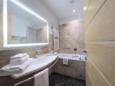 ایه هتل فیرنز بوسینز