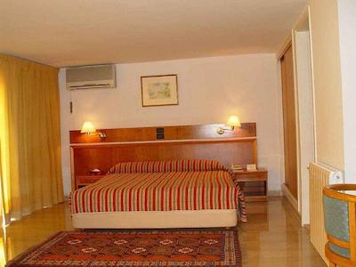 د چارلز هتل