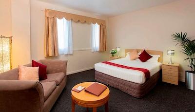 دز هتل اند سویتز بای ویندهام هامیلتون