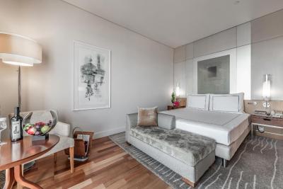 سوئیس اوتل کراسنای هولمی