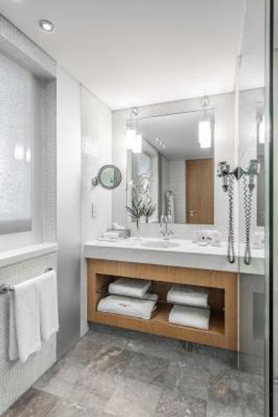 سوئیس اوتل کراسنای هولمی