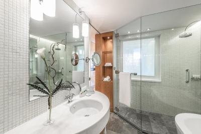 سوئیس اوتل کراسنای هولمی