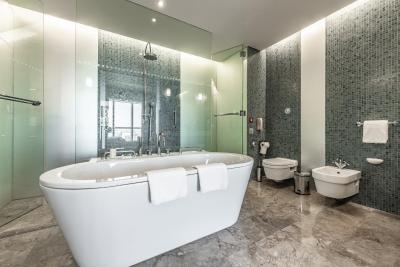 سوئیس اوتل کراسنای هولمی