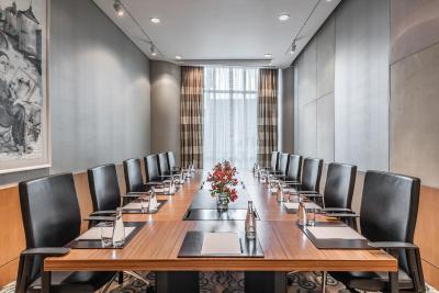 سوئیس اوتل کراسنای هولمی