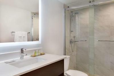 دوبلتری بای هیلتون هتل ترنتو آیرپرت وست