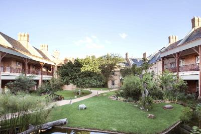 فیرسیتی کواترمین هتل