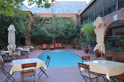 فیرسیتی کواترمین هتل