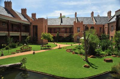 فیرسیتی کواترمین هتل