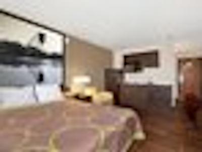 سوپر 8 وینیپگ ایست مب