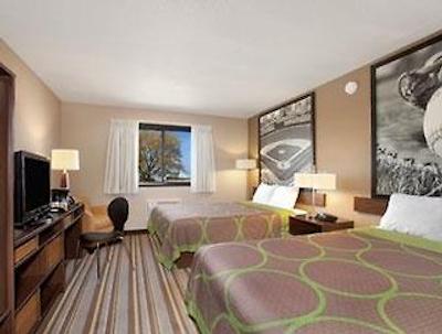 سوپر 8 وینیپگ ایست مب