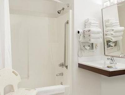 سوپر 8 وینیپگ ایست مب